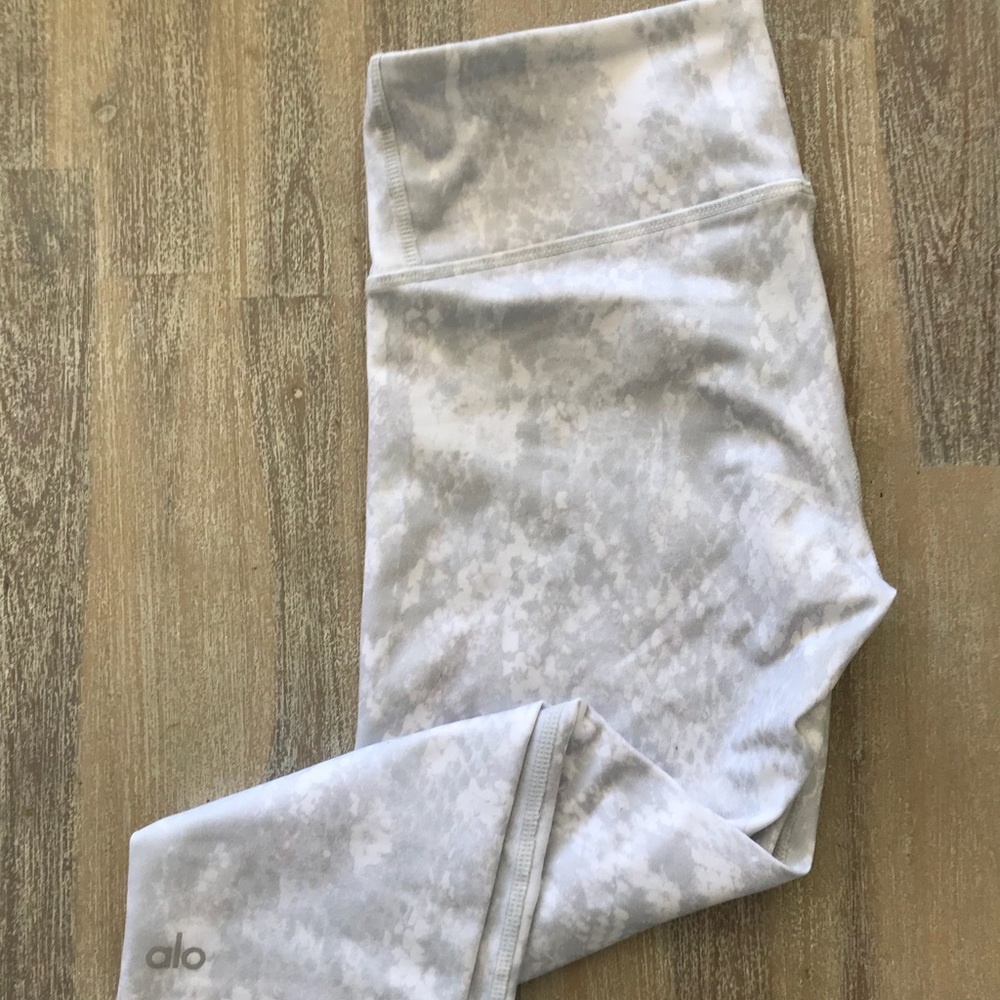 ALO YOG Crop Airbrush Legging